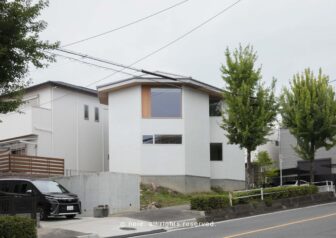 景観に溶け込む多面体の家